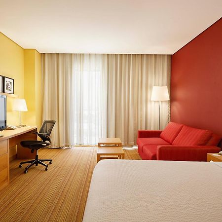 Courtyard By Marriott Leon At The Poliforum Bagian luar foto