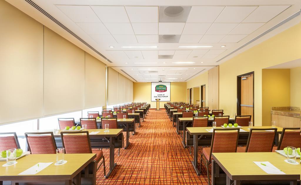 Courtyard By Marriott Leon At The Poliforum Bagian luar foto