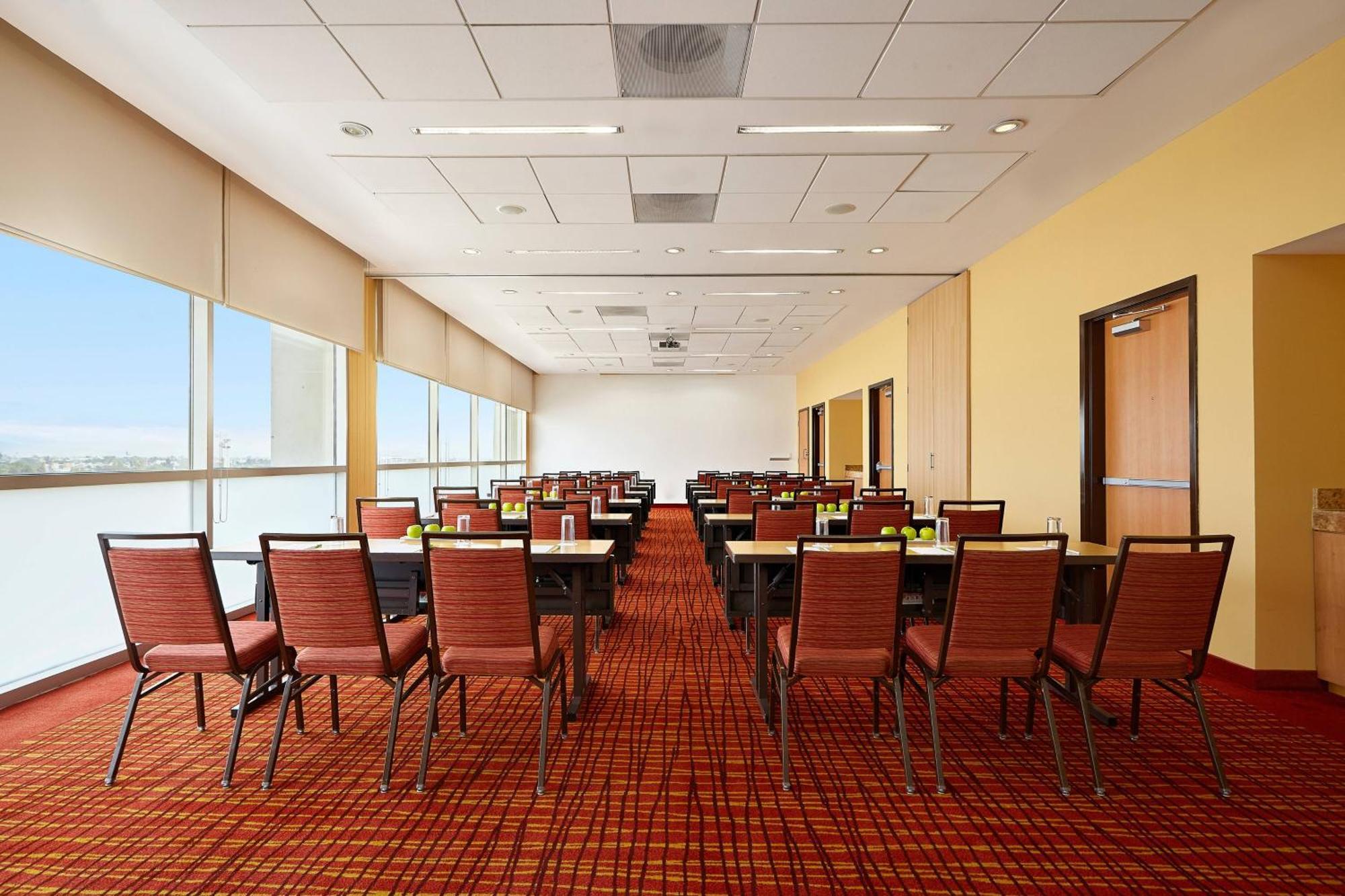 Courtyard By Marriott Leon At The Poliforum Bagian luar foto