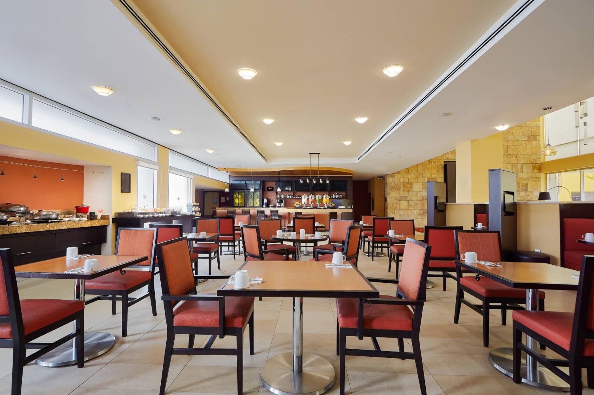 Courtyard By Marriott Leon At The Poliforum Bagian luar foto