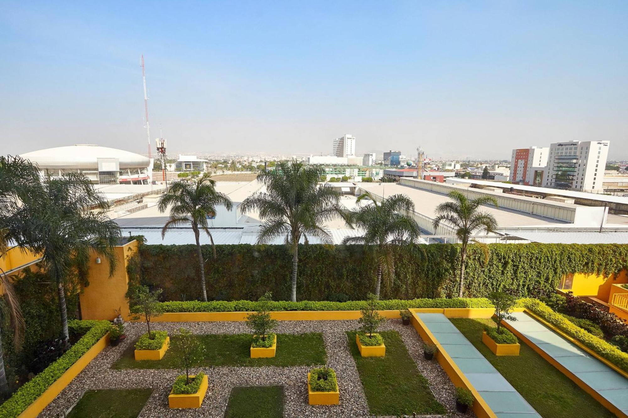 Courtyard By Marriott Leon At The Poliforum Bagian luar foto