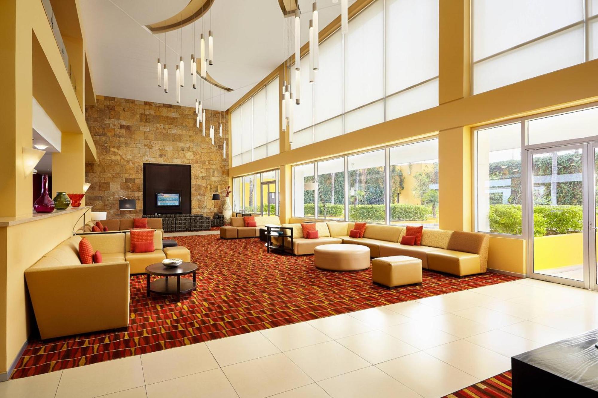 Courtyard By Marriott Leon At The Poliforum Bagian luar foto