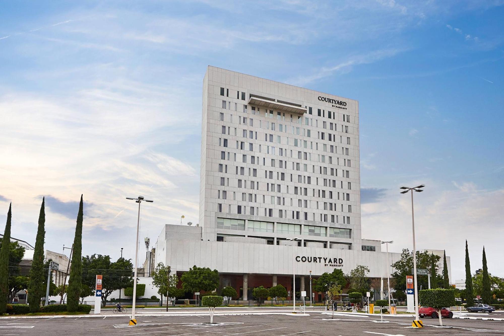 Courtyard By Marriott Leon At The Poliforum Bagian luar foto